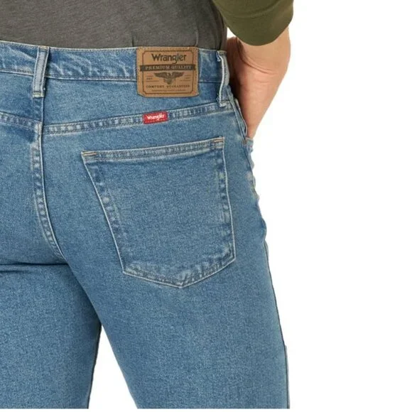Wrangler Men's Relaxed Fit Jeans with Flex Blue Light Wash Size 44W x 30L - Picture 8 of 16